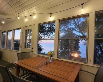 Charming vacation cottage since 1930 with a spectacular view of Lake Erie - Conneaut - Comedor