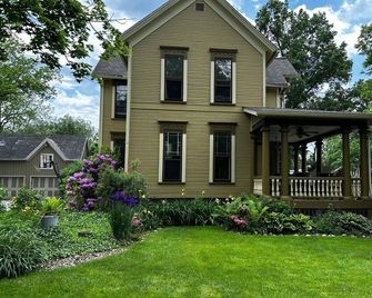 Victorian Farmhouse steps away from the best of Hudson - Hudson - Gebouw