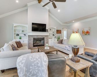 Spacious Hot Springs Village Home 1 Mi to Lake! - Hot Springs Village - Sala de estar