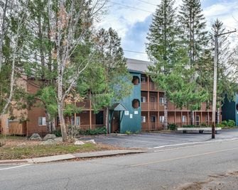 Lincoln Apartment with Balcony 2 Mi to Loon Mtn! - Lincoln - Building