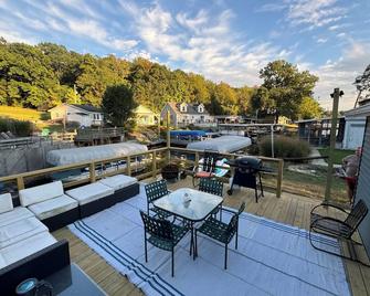 Lakeside Cozy Cottage - w Fishing Dock, Relaxing Lake Freeman, close to Purdue - Monticello - Balcony