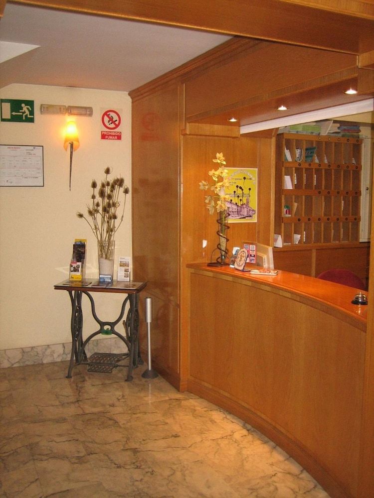 Hotel Chané - La Puebla de Alfindén - Front desk