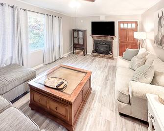 Charming farmhouse nestled within the breathtaking Uwharrie National Forest! - Troy - Sala de estar