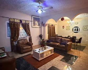 Charming 1-bedroom house in phenomenal Freetown with AC, WiFi, fitness room - Freetown