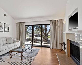 Silverado Napa Breath Taking Remodel 3 bed 2 bath - Napa - Living room
