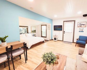 Cozy Studio Cottage with Harbor View/Spacious Full Kitchen & Pet Friendly - Bodega Bay - Schlafzimmer