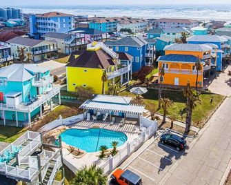Seaside Home I Beach Access I Pool and Hot Tub - Port Aransas