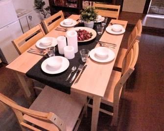 Up to 10 people 15 minutes from the airport 5 m / Naha Okinawa - Naha - Salle à manger