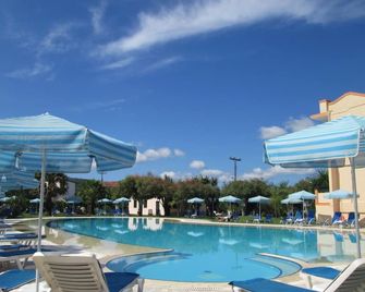 Ninos On The Beach Hotel - Roda - Piscina