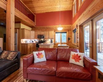 Deer Lodge - 2 Bedroom Luxurious Log Cabin in Golden - with Private hot tub - Golden - Salon