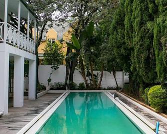 Sandton Farmhouse - Sandton - בריכה