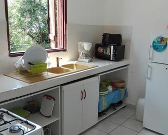 Ludade: F2 between Deshaies and Grand Anse - Deshaies - Cuisine