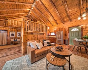 Cambridge Springs Cabin Near French Creek! - Cambridge Springs - Living room
