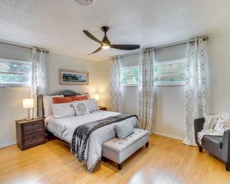 Centrally Located Merritt Island Home Pool, Porch - Merritt Island - Bedroom
