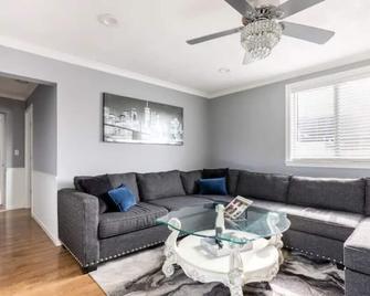 A Modern Getaway Perfect for Families & Business - Deer Park - Living room