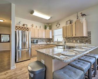 Carolina Beach Condo with Deck Steps to Shore! - Carolina Beach - Cocina