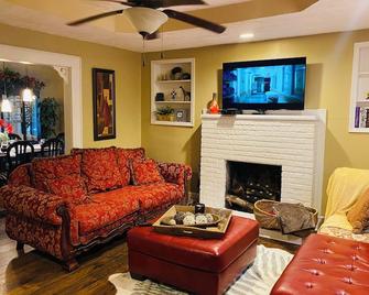 Cozy Cottage in the country, Pet Friendly. 2.8 mil from Tupelo Furniture Market - Tupelo - Wohnzimmer