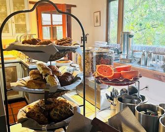 Hacienda Del Sol Historic B&B - Taos - Buffet