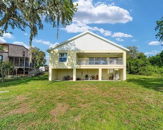 Fish, Swim and Play! Steps to Private spring fed 'Smith Lake' - Belleview - Edificio