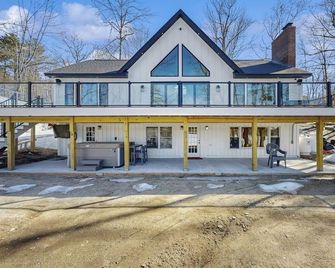 Lakefront house with private beach, firepit, dock, 4 kayaks, grill & hot tub - Gray - Building