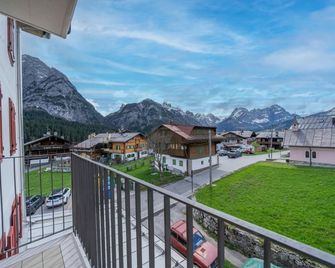 Guesthost - Cozy Apartment Sappada - Sappada - Ban công