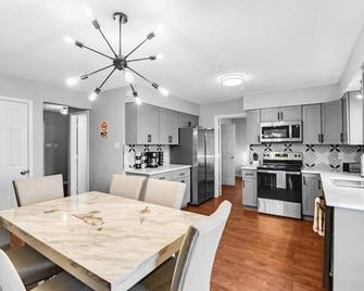 5BR 2.5BA Newly upgraded Modern house sleeps 16 - Flower Mound - Kitchen