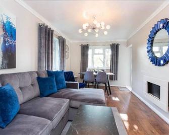 Beautiful 1-Bed Apartment in York near Gym - York - Living room