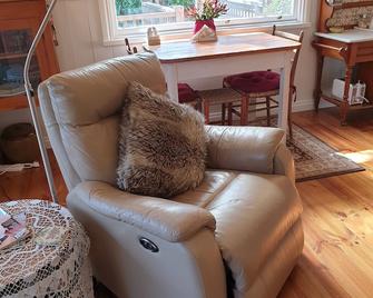 Astley Cottage - Daylesford - Living room