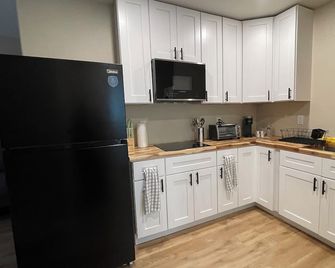 Enjoyable 1-bedroom apartment with AC in charming Lathrop - Lathrop - Kitchen