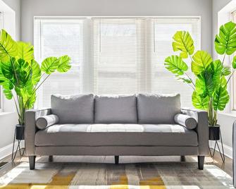 Spacious 8 Bdrm + 2 Kitchens + Garage! Sleeps 16! - Chicago - Living room