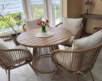 Beautiful and spacious 'home away from home' for amazing summer fun & relaxation - Kensington - Dining room