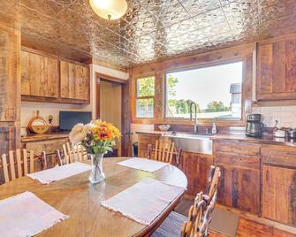 Pet-Friendly Farmhouse Near Lakes in Pellston - Pellston - Dining room