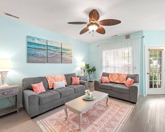 1st floor Coastal Oasis w Pool, Beach Chairs, & Linens near Lewes & Restaurants - Lewes - Living room