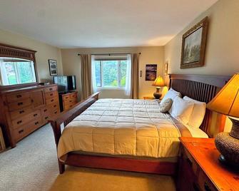 F3 Well appointed Townhome a short walk to the Mount Washington Hotel 1 minute to ski area - Carroll - Bedroom