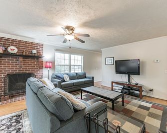 Private dock/beach on quiet cove - Lake house w/ king beds. Pet-friendly - Clarksville - Sala de estar