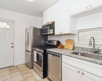 Charming 2 BD with Loft Townhome Near Johns Hopkins Hospital! - Baltimore - Cocina