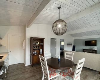 Lakeview Escape-2 BR Lakefront cabin w/ 2 pools, playground, boat ramp & dock - Gravois Mills - Dining room