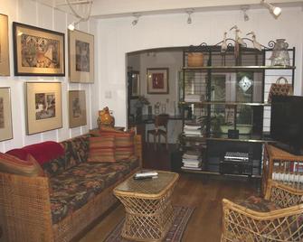 Artist's Guest Cottage - Coronado - Living room