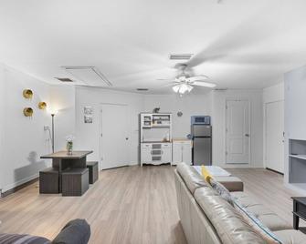Pet Friendly Large Studio With Free Wi-Fi In Great Location! - Orange Park - Sala de estar