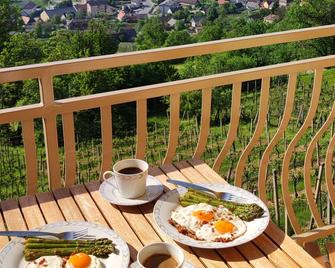Peaceful paradise among vineyards with charming balcony view. River Kolpa nearby - Semič - Restaurante
