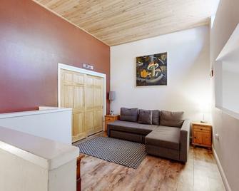 Convenient condo near the lake with shared pool & hot tub - Tahoe Vista - Living room