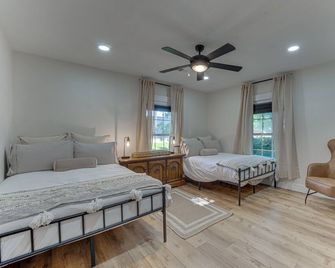 Bright Ivory Studio Getaway- Walk Shops & Dining - Midlothian