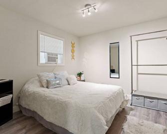 Cozy 1 bedroom home in Midtown, shared HOT TUB - Reno - Bedroom