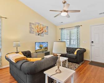 Pet Friendly Fenced Yard Downtown - Wake Forest - Sala de estar