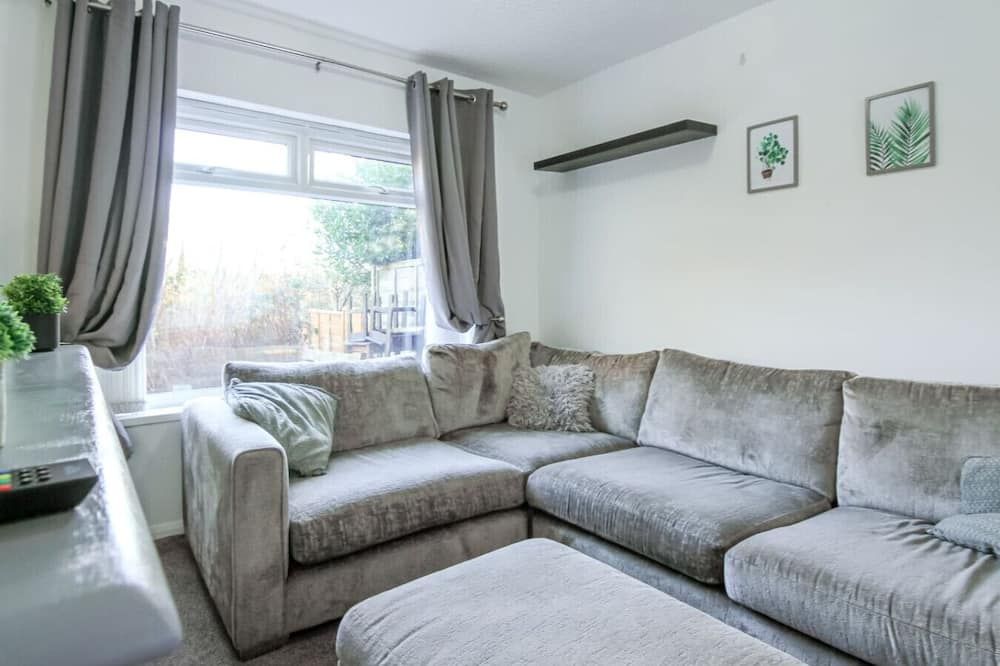 Modern 2br Home in Sk14, Wifi, Parking, - הייד - סלון