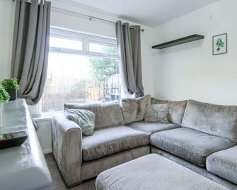 Modern 2br Home in Sk14, Wifi, Parking, - הייד - סלון