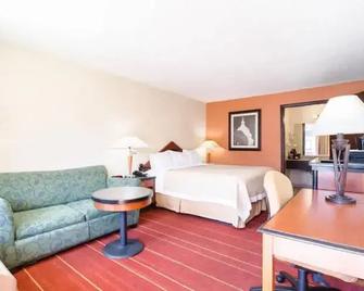 Days Inn Greensboro East - Greensboro - Bedroom