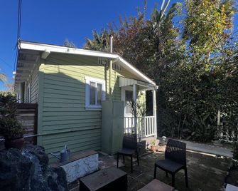 Cute Tropical Beach Studio Walk to Ocean and All! - Long Beach - Patio