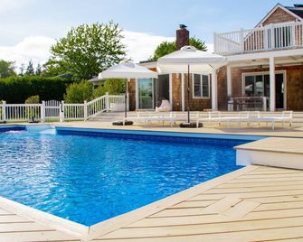 North Fork Getaway: Cozy Fireplaces, Farm Views, Beach Sunsets - Cutchogue - Piscina