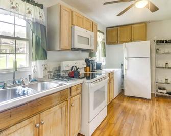 6 Mi to Crowders Mountain: Peaceful Home w/ Porch - Kings Mountain - Keuken